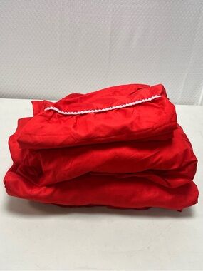 Bright Red Full Size Sheet Set with Pink Pom Pom’s. Super cute❤️